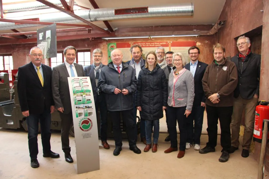 Freuen sich über die erneute Zertifizierung des Geoparks Westerwald-Lahn-Taunus als Nationaler Geopark. Von links: Alois Noll (Westerwaldverein), Achim Schwickert (Landrat Westerwaldkreis), Günter Knautz (Kreisbeigeordneter Kreis Altenkirchen), Wolfgang Schuster (Landrat Lahn-Dill-Kreis), Manfred Michel (Landrat Landkreis Limburg-Weilburg), Jennifer Siebert (Kreis Altenkirchen), Knut Rehn (Geopark-Geschäftsstelle), Andreas Weidenfeller (Westerwaldkreis), Margot Schäfer (Lahn-Dill-Kreis), Philipp Borchardt, Michael Volkwein (beide Geopark-Geschäftsstelle) und Karl-Eckart Mascus (Landkreis Limburg-Weilburg). Foto: Geopark Westerwald-Lahn-Taunus